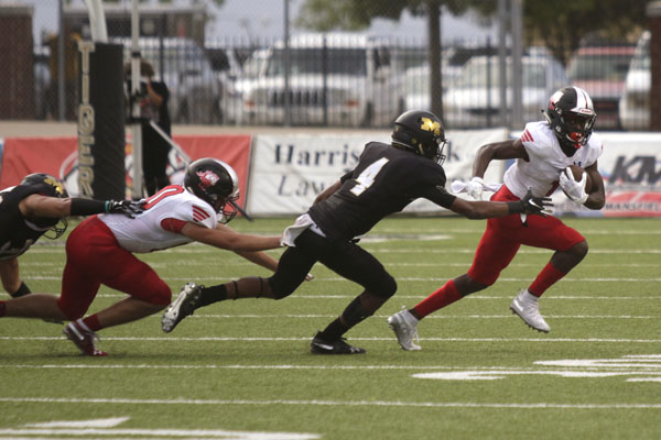 Ife Adeyi, 12, escapes defenders in attempt to get a first down. (Ellie Brutsche photo)