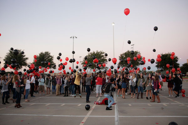 Seniors+release+balloons+and+make+a+wish+for+their+school+year+on+Sept.+30.+%28Ellie+Brutsche+photo%29