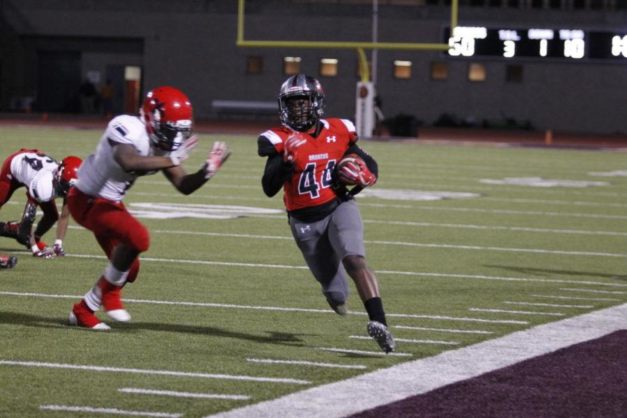 Ayooluwa Adeyi, 10, runs the ball down the field in round two of playoffs. Broncos won round two against Dallas Kimball 66-7. (Tori Greene photo)