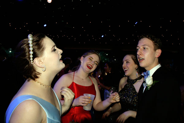 Seniors sing along to the different songs played at prom.