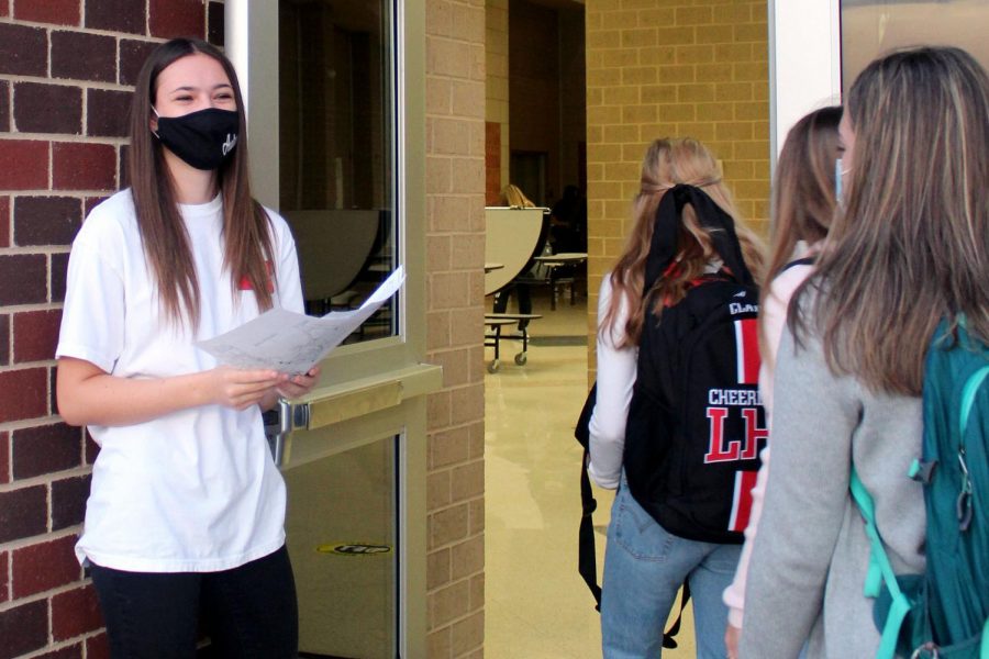 StuCo greets students in the front entryway