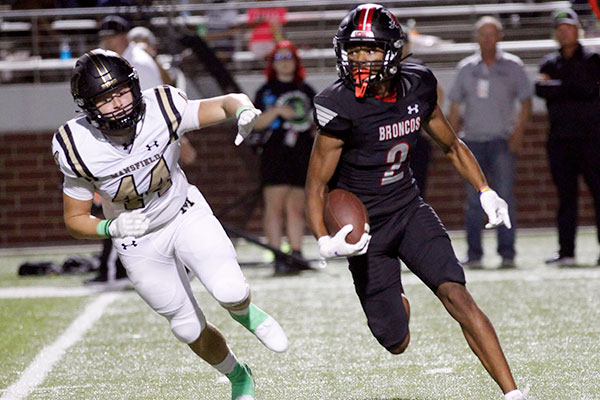 Isaiah Williams runs the ball during the Mansfield game. (Caroline Schlieker Photo)