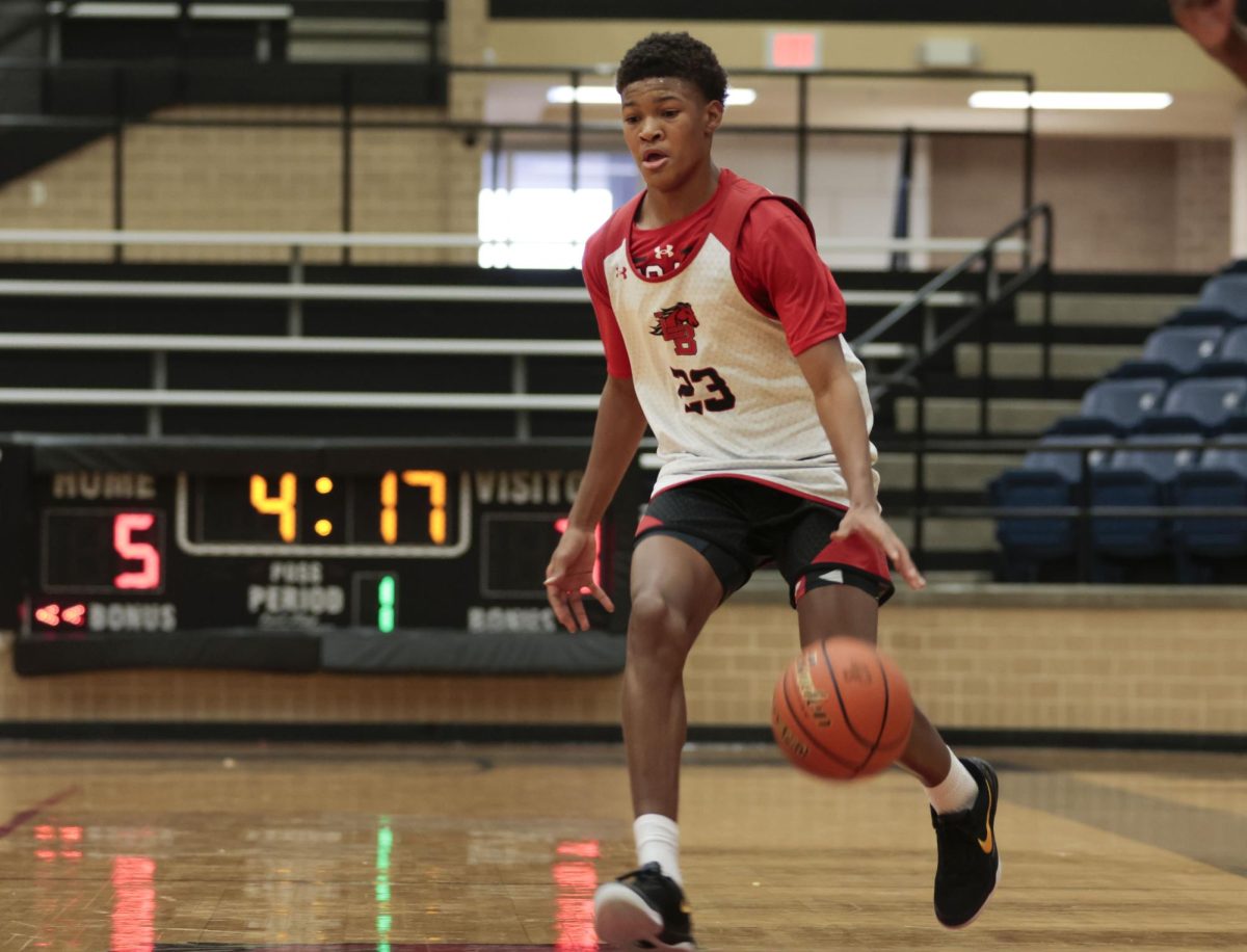 Sophomore DiAris Anderson dribbles during a varsity basketball practice on Sept. 25.