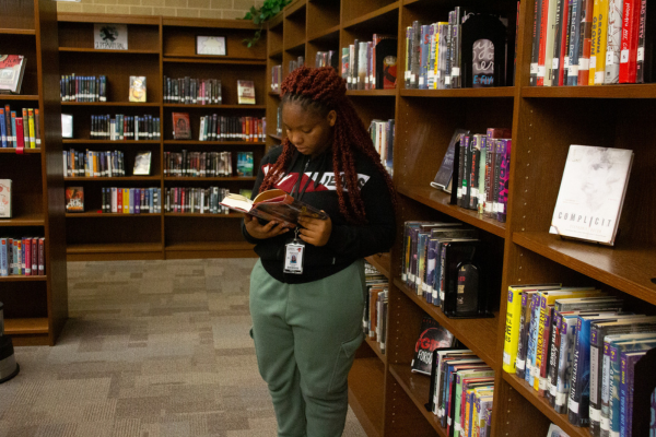 During English classes, students read and look for interesting books to check out. 