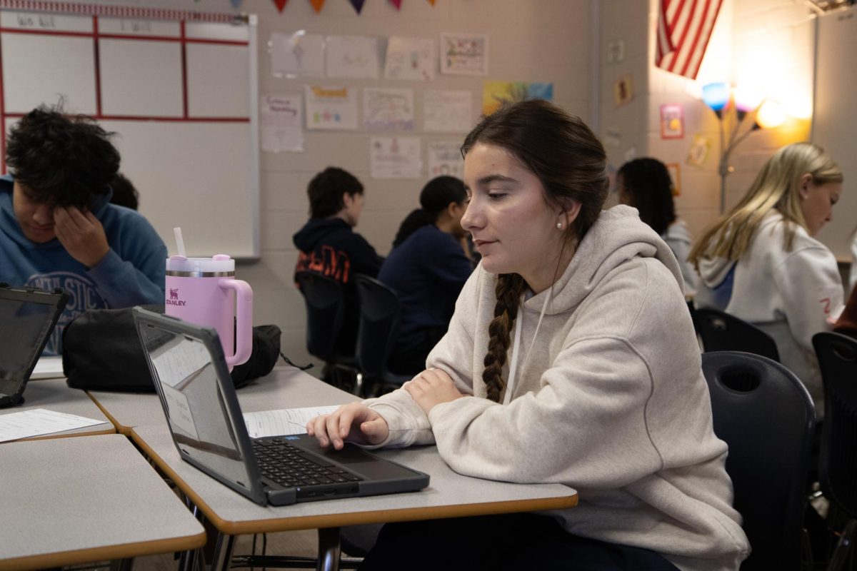 During English class, junior Bianca Carnio works on her Canvas assignment. Carnio is a foreign exchange student for this school year from Italy. 
